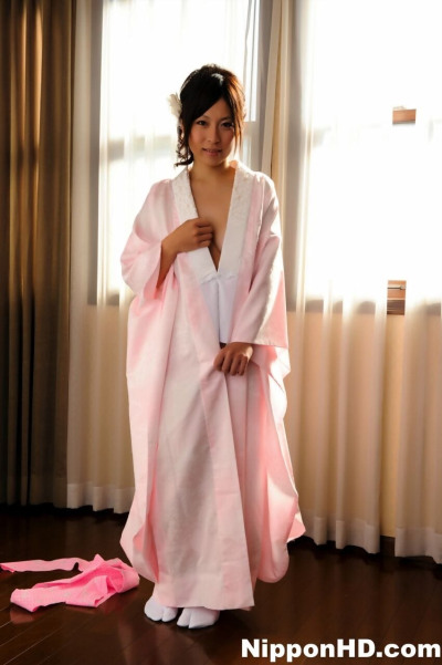 اليابانية منفردا فتاة زلات قبالة لها رداء إلى تكشف لها لطيفة الثدي في الأبيض الجوارب