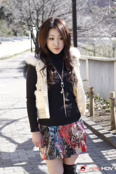 رائع اليابانية كلية فاتنة يو ياماشيتا ترتدي قصيرة تنورة و الأسود الأحذية