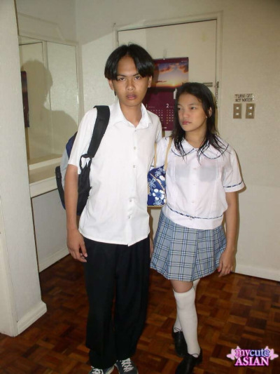 Asiatique écolière baise Son Copain après classe dans blanc genou chaussettes