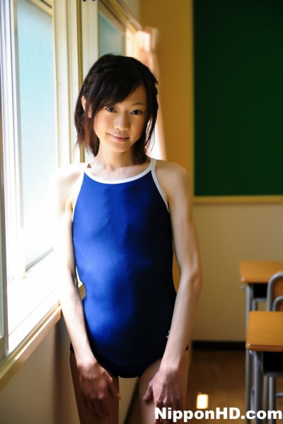छोटे जापानी लड़की मॉडल गैर नग्न में एक स्विमसूट पर स्कूल करने के लिए टेबल