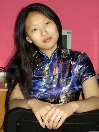 युवा एशियाई प्रेमिका बन गया के साथ और बिना कपड़े पर पर उसके लोग अनुरोध