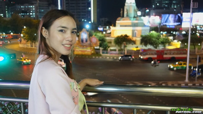 थाई लड़की उठाया ऊपर में सड़क और आमंत्रित के लिए नग्न फोटो सत्र में के होटल