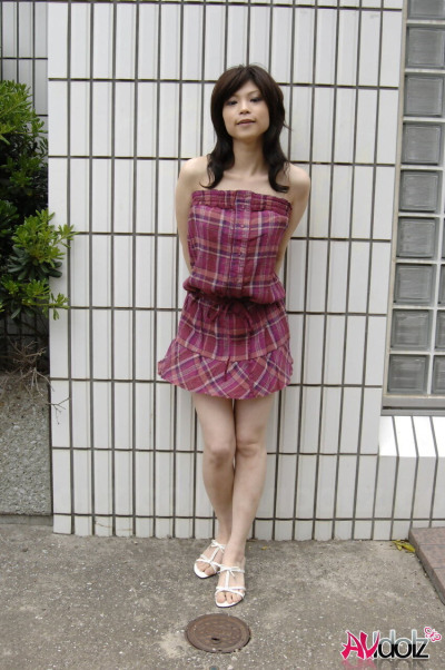 Japanisch Modell Kurumi Katase blinkt Upskirt Höschen im freien