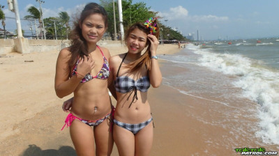 délicieux Chez les adolescentes Thai Babes Abeille et miaw posant au l' Plage dans chaud des bikinis