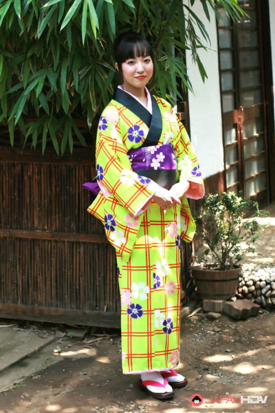 Tatlı Japon Kız zamları onu kimono && yayılır için ekran onu Kıllı kedi