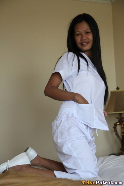 性感的 年轻的 菲律宾 护士 乔安娜 doffs 均匀 裤子 要 显示 她的 修剪 猫